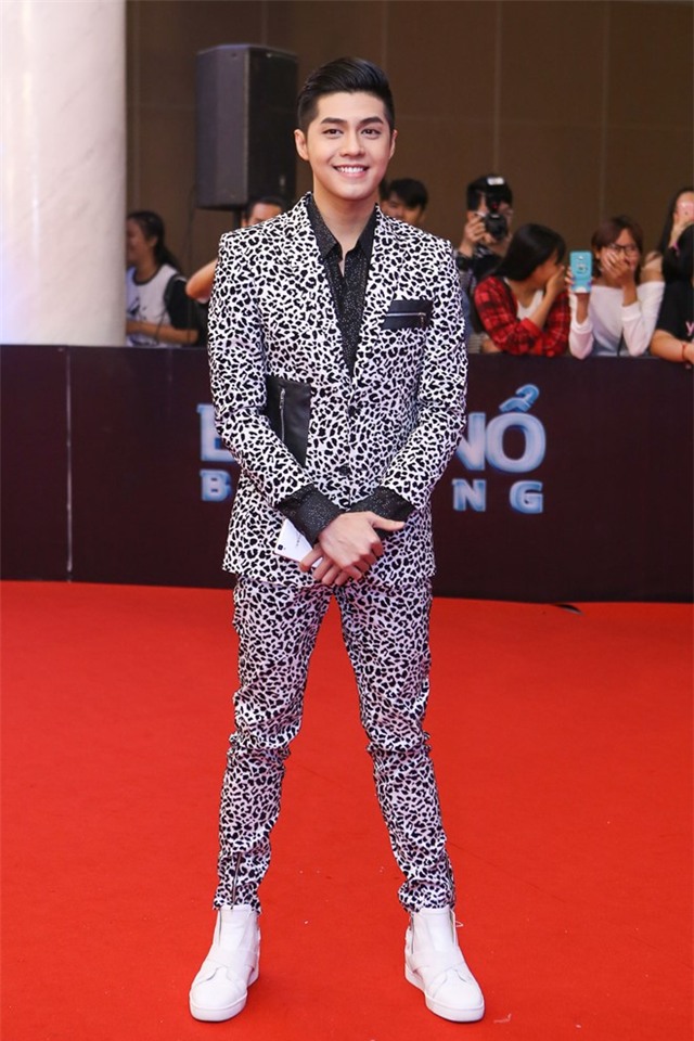 Ly Nha Ky di xe sang, mac vay chim cong hinh anh 14