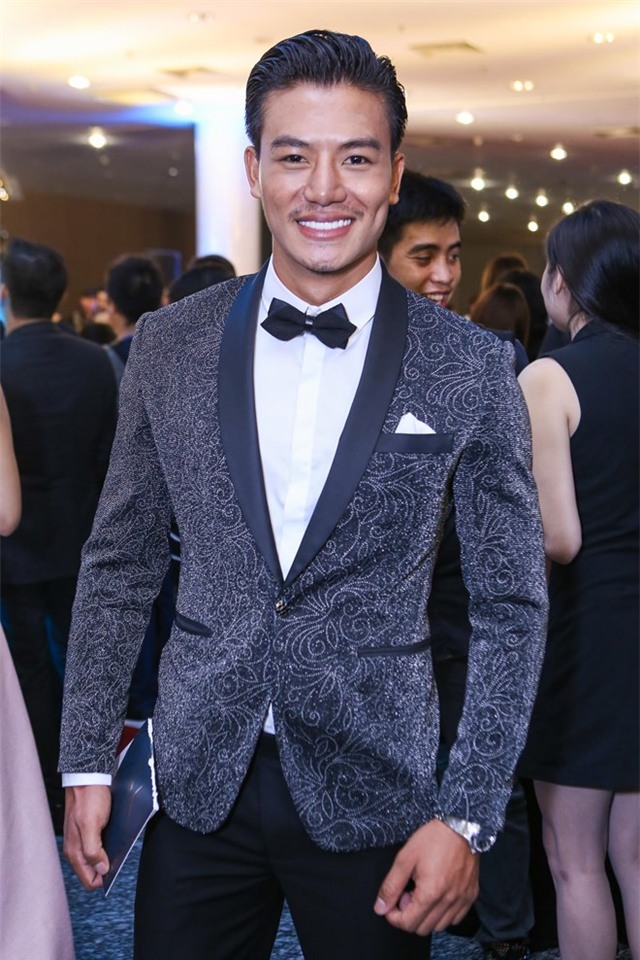 Ly Nha Ky di xe sang, mac vay chim cong hinh anh 15