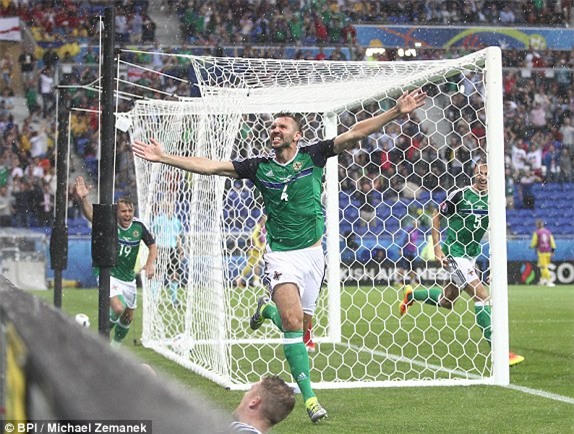 Ukraine 0-2 Bắc Ireland: Đức lâm thế khó! - Ảnh 3.