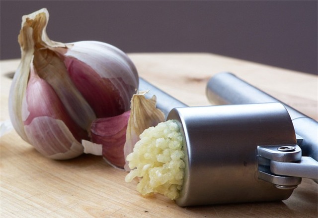 Giải mã tin đồn: ăn tỏi cùng với trứng gây nguy hiểm chết người - Ảnh 1.
