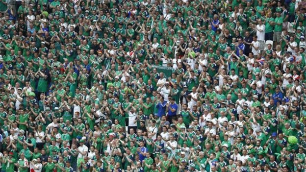 euro 2016: fan chet guc tai san khi xem tran ukraine va bac ireland hinh anh 1