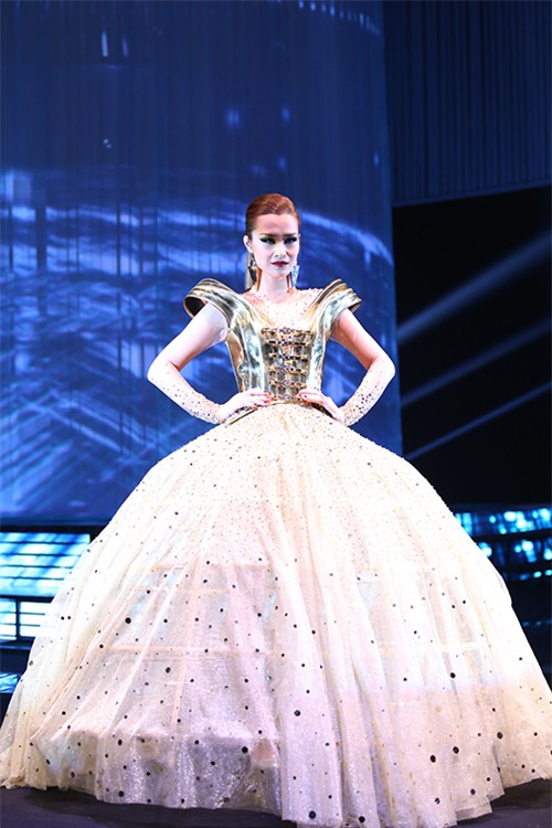 Những thiết kế váy áo cồng kềnh - nặng trịch của các người đẹp Việt