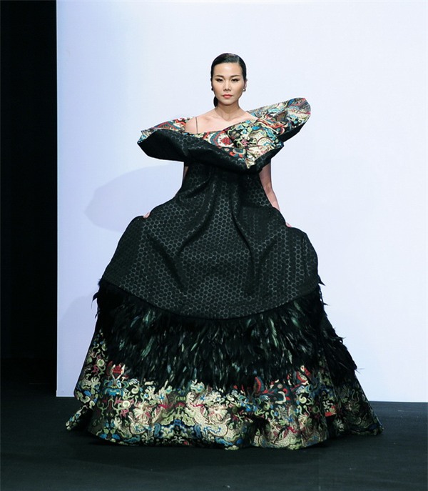 Những thiết kế váy áo cồng kềnh - nặng trịch của các người đẹp Việt