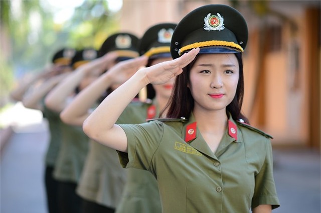 Nu sinh Hoc vien An ninh rang ro trong quan phuc hinh anh 3