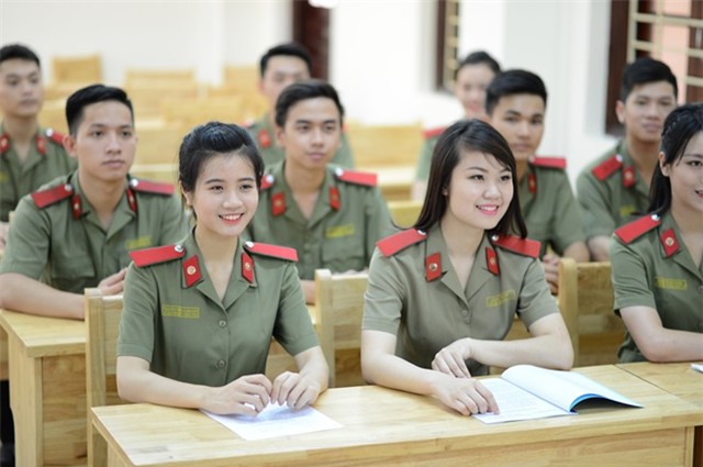 Nu sinh Hoc vien An ninh rang ro trong quan phuc hinh anh 7