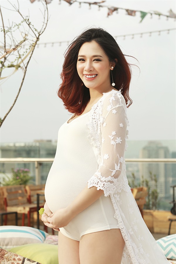 Khoảnh khắc hot girl Hà Min hạnh phúc khi chuẩn bị làm mẹ đã được ghi lại bằng ống kính máy ảnh.