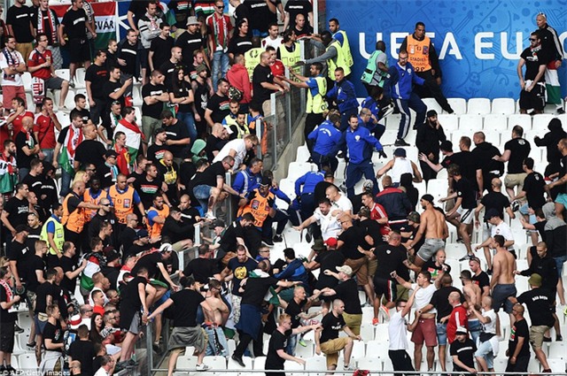 Cảnh tượng cực kỳ hỗn loạn lại tiếp diễn ở Euro 2016 - Ảnh 1.