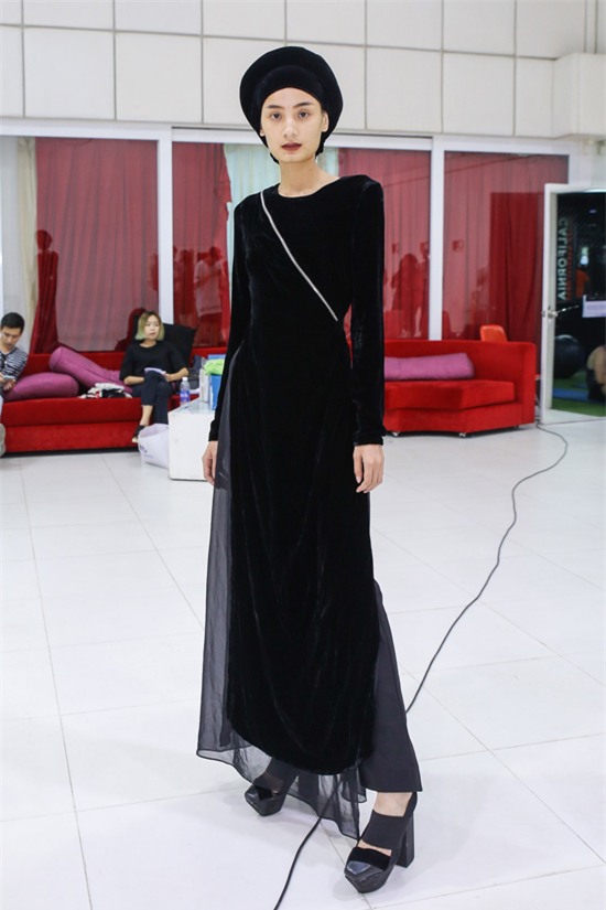 Sao Việt đi giày cao gót siêu khủng