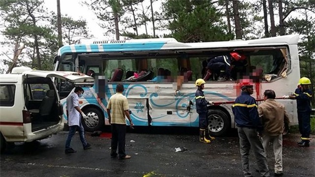 Hai xe khach tong nhau tren deo Prenn, 8 nguoi chet hinh anh 1