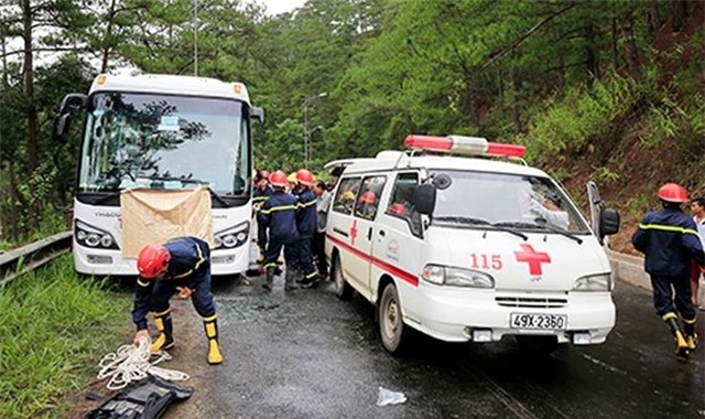 Hai xe khach tong nhau tren deo Prenn, 8 nguoi chet hinh anh 3