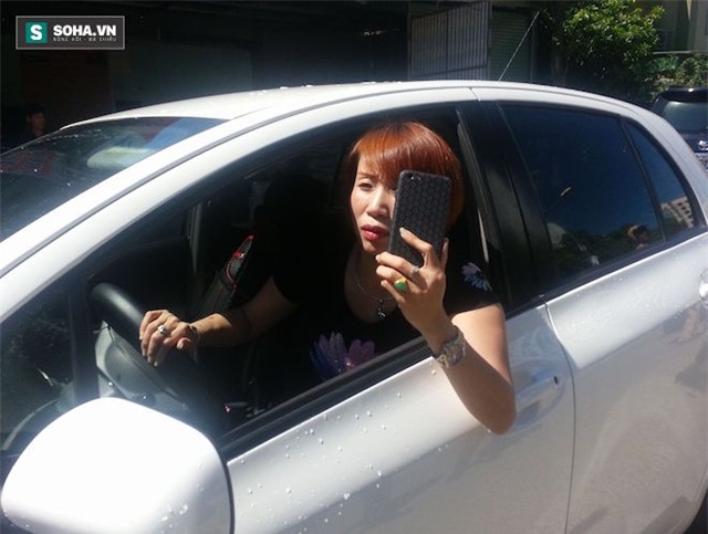 Nữ tài xế phóng ô tô bỏ chạy, dùng điện thoại quay dọa cảnh sát - Ảnh 3.