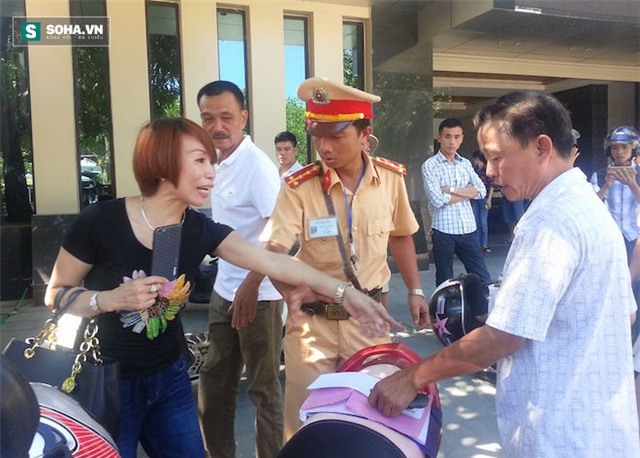 Nữ tài xế phóng ô tô bỏ chạy, dùng điện thoại quay dọa cảnh sát - Ảnh 6.