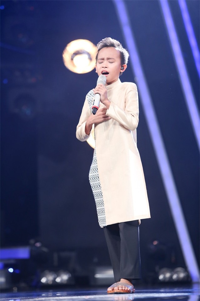 Ho Van Cuong khien giam khao rung roi khi hat cai luong hinh anh 1