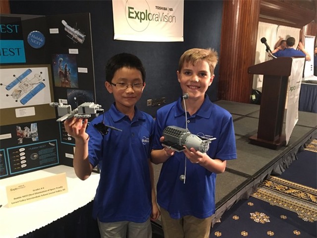 Hai than dong 10 tuoi muon che tao may don rac vu tru hinh anh 1