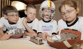 Hai than dong 10 tuoi muon che tao may don rac vu tru hinh anh 2