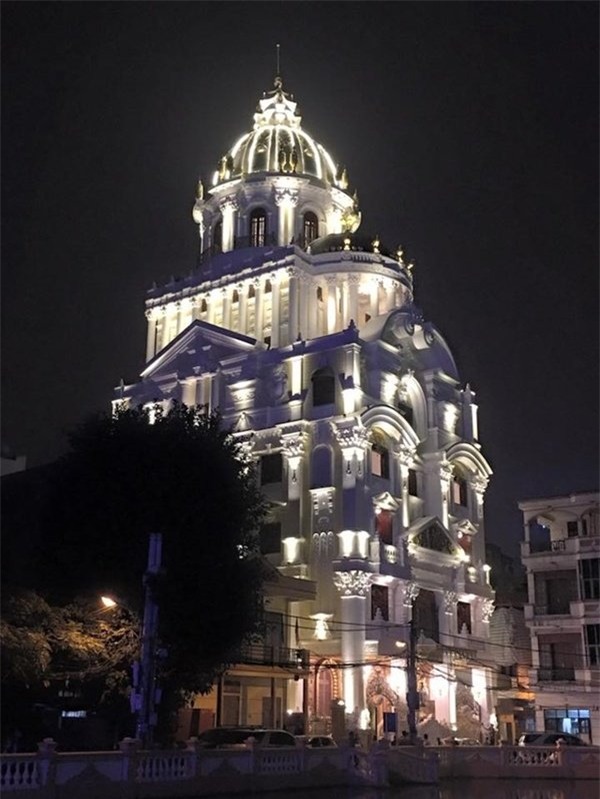 lâu đài, lâu đài gà vàng, lâu đài của đại gia phế liệu, đại gia phế liệu