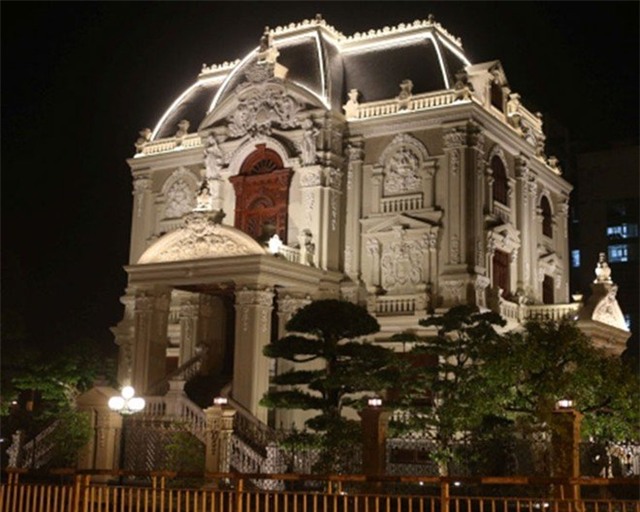 lâu đài, lâu đài gà vàng, lâu đài của đại gia phế liệu, đại gia phế liệu