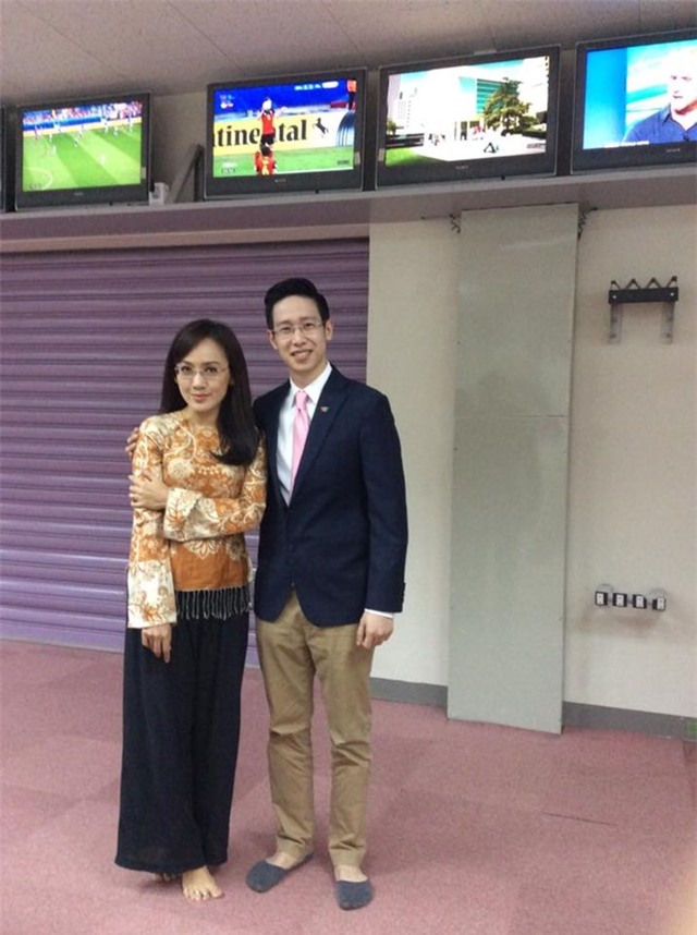 BTV Hoai Anh mac ao dang ngan quan ba ba o truong quay hinh anh 1