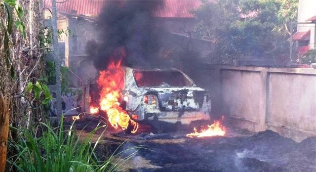 Nhiều nỗ lực cứu xe bất thành do ngọn lửa được số rơm khô tiếp thêm mồi.