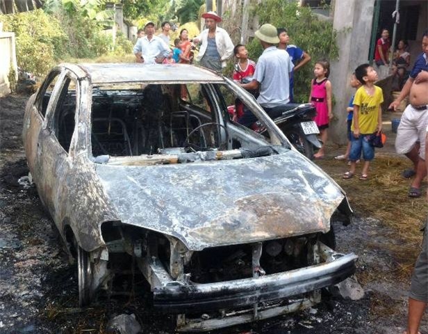 Chiếc xe cháy trơ khung sau 10 phút