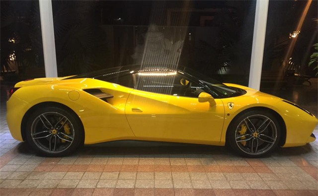 Em trai Phan Thành khoe quà tốt nghiệp là siêu xe Ferrari trị giá hơn 16 tỷ đồng - Ảnh 2.