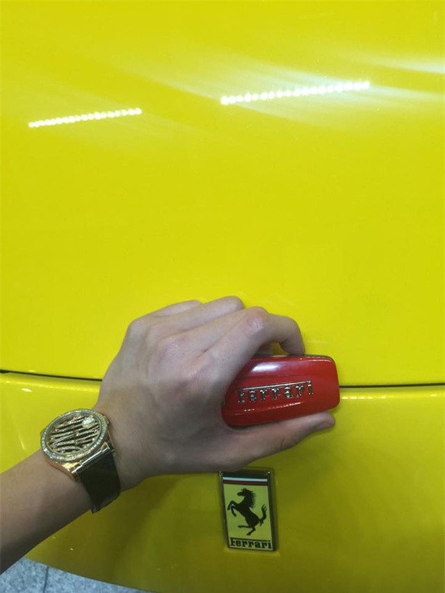 Em trai Phan Thành khoe quà tốt nghiệp là siêu xe Ferrari trị giá hơn 16 tỷ đồng - Ảnh 5.