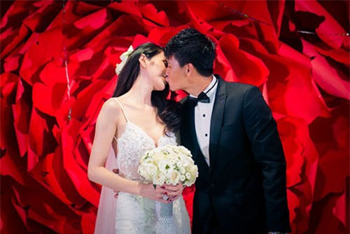 2 cau thu dien trai, dao hoa cuoi vo xon xao nhat showbiz - 2