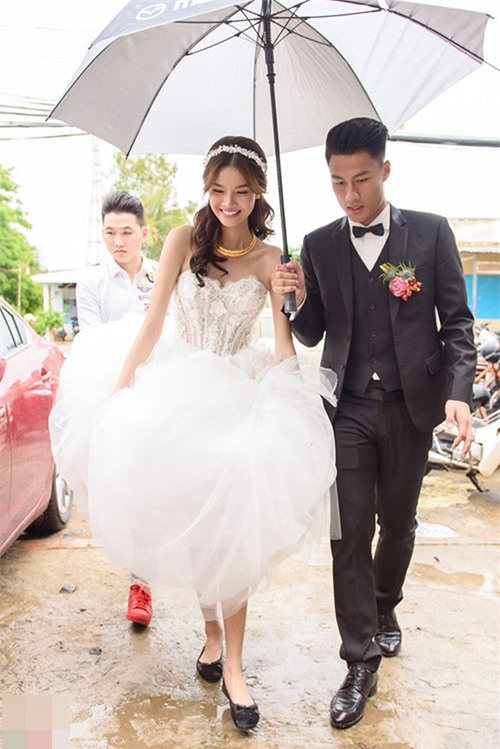 2 cau thu dien trai, dao hoa cuoi vo xon xao nhat showbiz - 4