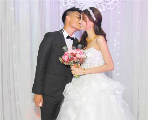 2 cau thu dien trai, dao hoa cuoi vo xon xao nhat showbiz - 6