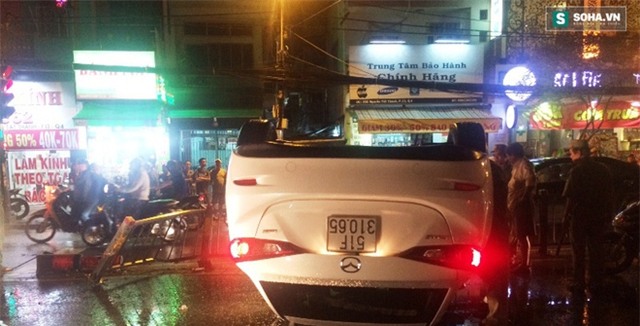 Xe ôtô bất ngờ lật ngửa giữa đường, cô gái bò khỏi xe thoát hiểm