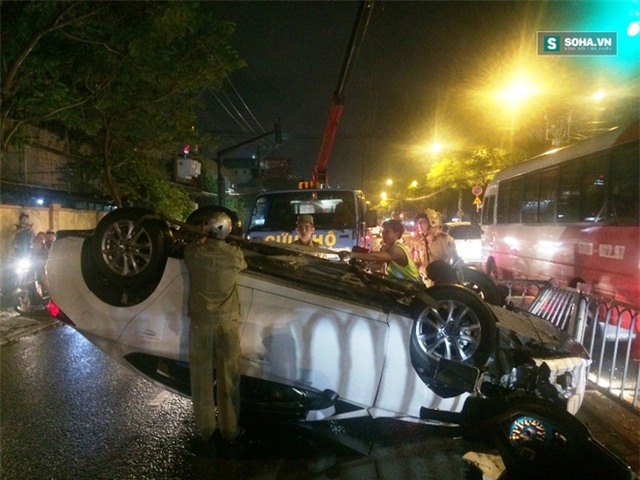 Xe ôtô bất ngờ lật ngửa giữa đường, cô gái bò khỏi xe thoát hiểm - Ảnh 2.