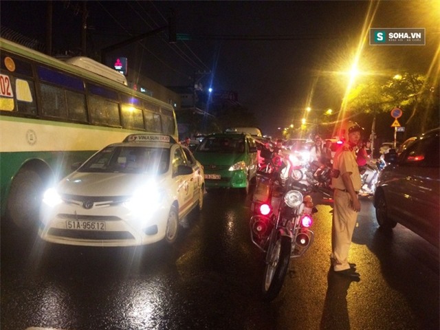 Xe ôtô bất ngờ lật ngửa giữa đường, cô gái bò khỏi xe thoát hiểm - Ảnh 3.