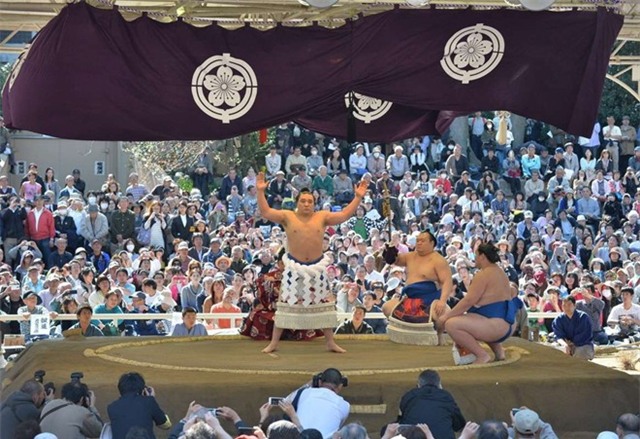 Trong nghi lễ nhập đài có nhiều điểm khá đặc biệt. Lễ này được chia thành nhiều giai đoạn. Trước hết là lễ giậm chân và khởi động. Tiếp đó là lễ tẩy uế Shinto hay còn gọi là lễ ném muối. Hai đấu sĩ tiến về góc đài, bốc một nắm muối ném vào sàn đấu, rồi cúi xuống nhìn nhau trừng trừng. Phong cách riêng và uy lực của từng võ sĩ được thể hiện rõ nét ngay từ cái nhìn đầu tiên này. Sau khi lễ Shinto kết thúc, hai võ sĩ dùng hết sức mạnh lao vào nhau với cú đầu tiên gọi là Tachi-Ai. Một trận thi đấu sumo diễn ra rất nhanh nhưng kịch liệt, thường không quá 1 phút.