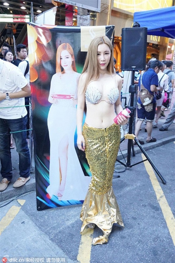 Người mẫu tai tiếng nhất Hồng Kông bị chỉ trích vì mặc hở trên phố 2