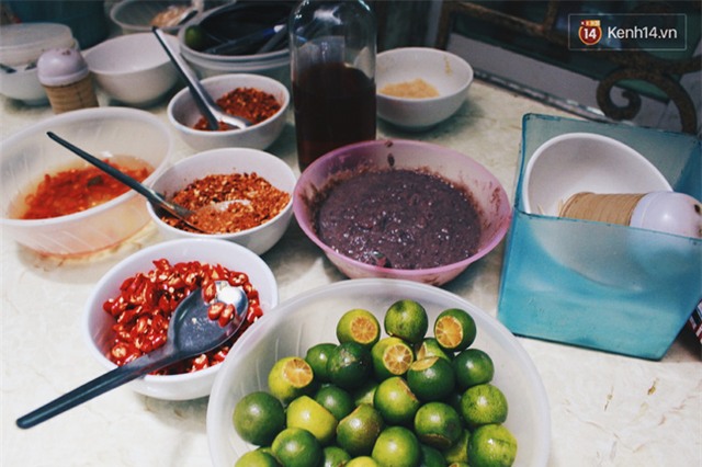 Hàng cháo lòng trong ngõ Hà Nội 30 năm vẫn đắt khách - Ảnh 7.