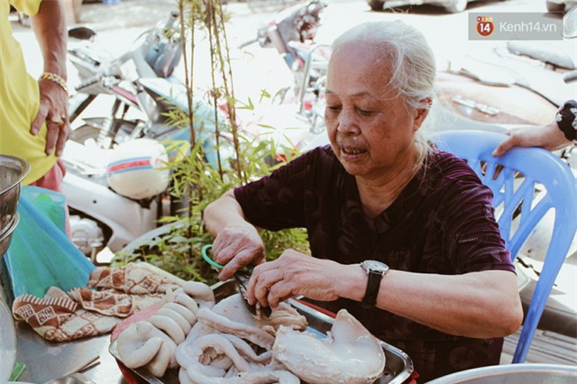 Hàng cháo lòng trong ngõ Hà Nội 30 năm vẫn đắt khách - Ảnh 9.
