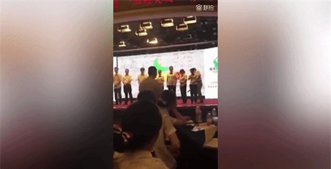Nhân viên ngân hàng xếp hàng ngang nhận