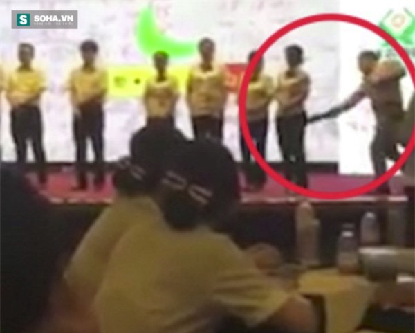 Nhân viên ngân hàng xếp hàng ngang nhận sự trừng phạt của Sếp - Ảnh 2.