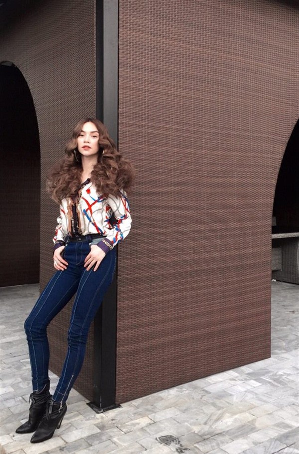 The Face - chương trình truyền hình thực tế tìm kiếm gương mặt đại diện thương hiệu Việt Nam, vừa mới phát sóng tập đầu tiên đã nhận được sự ủng hộ mạnh mẽ từ công chúng mến mộ. Bên cạnh dàn thì xinh mỗi người một vẻ từ cá tính, gợi cảm đến phá cách thì bộ 3 giám khảo quyền lực: Hồ Ngọc Hà - Phạm Hương - Lan Khuê, chính là 3 nhân tố gây sốt của The Face Việt Nam mùa đầu tiên này. Một người là Nữ hoàng giải trí xuất thân từ người mẫu: Hồ Ngọc Hà, một người là Hoa hậu Hoàn Vũ Việt Nam 2015: Phạm Hương, người còn lại cũng không hề kém cạnh Hoa khôi Áo Dài 2015: Lan Khuê; cả 3 người đều là những nhân vật tâm điểm của showbiz Việt. Cùng xem 3 nhân vật Host của The Face Việt thể hiện sự quyền lực của mình như thế nào trong chương trình