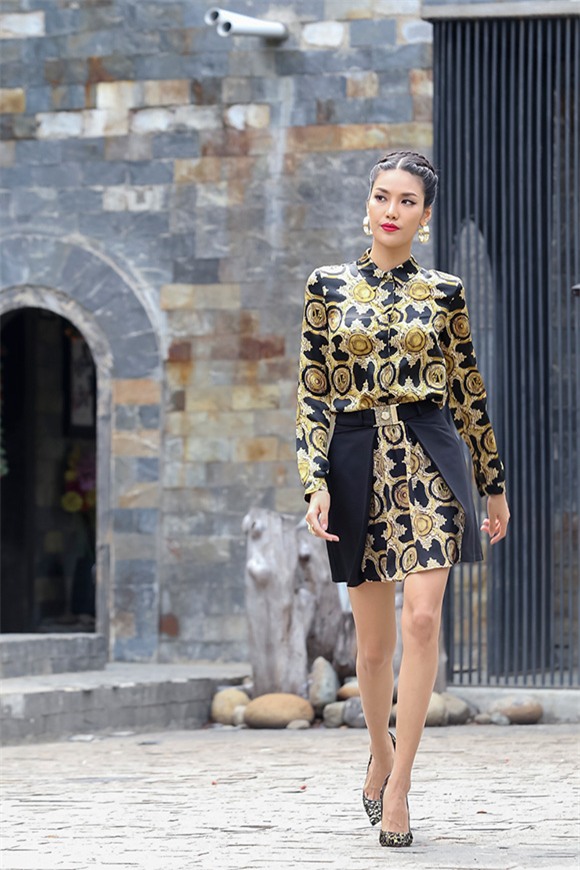 The Face - chương trình truyền hình thực tế tìm kiếm gương mặt đại diện thương hiệu Việt Nam, vừa mới phát sóng tập đầu tiên đã nhận được sự ủng hộ mạnh mẽ từ công chúng mến mộ. Bên cạnh dàn thì xinh mỗi người một vẻ từ cá tính, gợi cảm đến phá cách thì bộ 3 giám khảo quyền lực: Hồ Ngọc Hà - Phạm Hương - Lan Khuê, chính là 3 nhân tố gây sốt của The Face Việt Nam mùa đầu tiên này. Một người là Nữ hoàng giải trí xuất thân từ người mẫu: Hồ Ngọc Hà, một người là Hoa hậu Hoàn Vũ Việt Nam 2015: Phạm Hương, người còn lại cũng không hề kém cạnh Hoa khôi Áo Dài 2015: Lan Khuê; cả 3 người đều là những nhân vật tâm điểm của showbiz Việt. Cùng xem 3 nhân vật Host của The Face Việt thể hiện sự quyền lực của mình như thế nào trong chương trình