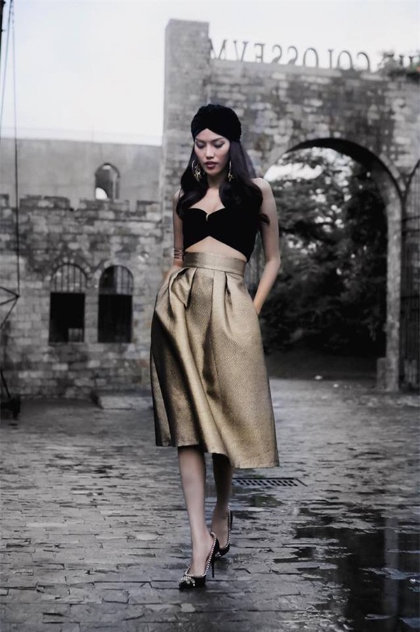 The Face - chương trình truyền hình thực tế tìm kiếm gương mặt đại diện thương hiệu Việt Nam, vừa mới phát sóng tập đầu tiên đã nhận được sự ủng hộ mạnh mẽ từ công chúng mến mộ. Bên cạnh dàn thì xinh mỗi người một vẻ từ cá tính, gợi cảm đến phá cách thì bộ 3 giám khảo quyền lực: Hồ Ngọc Hà - Phạm Hương - Lan Khuê, chính là 3 nhân tố gây sốt của The Face Việt Nam mùa đầu tiên này. Một người là Nữ hoàng giải trí xuất thân từ người mẫu: Hồ Ngọc Hà, một người là Hoa hậu Hoàn Vũ Việt Nam 2015: Phạm Hương, người còn lại cũng không hề kém cạnh Hoa khôi Áo Dài 2015: Lan Khuê; cả 3 người đều là những nhân vật tâm điểm của showbiz Việt. Cùng xem 3 nhân vật Host của The Face Việt thể hiện sự quyền lực của mình như thế nào trong chương trình