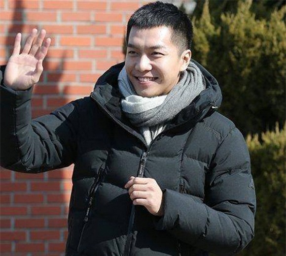 'Chàng rể quốc dân' Lee Seung Gi bị nghi đã lấy vợ và có con 0