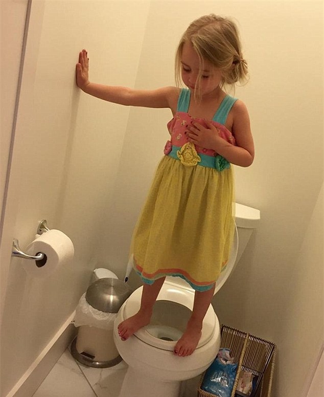 Câu chuyện buồn phía sau bức ảnh bé gái đứng trong nhà vệ sinh - Ảnh 1.