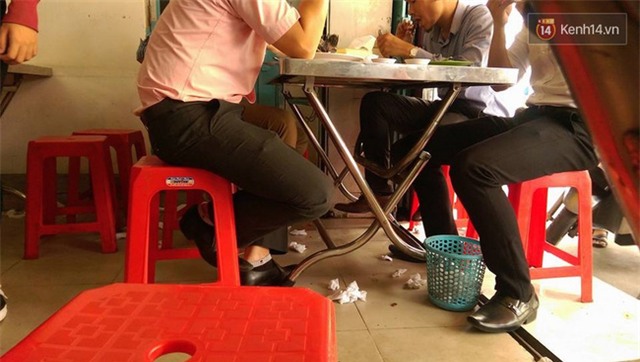 Sọt rác ở ngay dưới chân nhưng nhiều người vẫn vô tư ném rác ra ngoài - Ảnh 4.