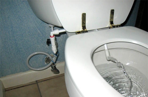 Dùng giấy hay xịt rửa, cách vệ sinh nào tốt nhất sau khi đi đại tiện?