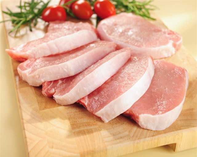 Chọn thịt lợn với thớ thịt đều và có độ đàn hồi.