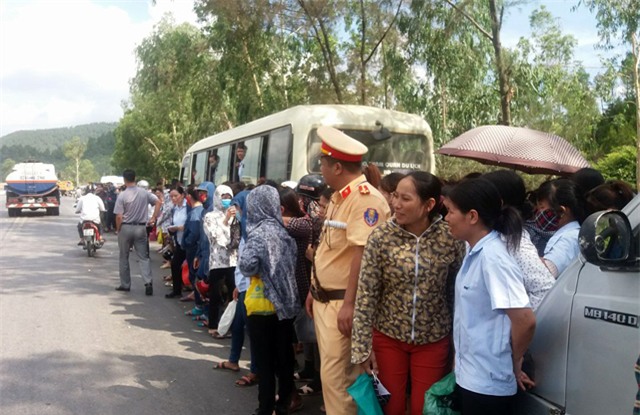 Các đoàn xe chở công nhân phải dừng lại cách khu công nghiệp Nam Cấm gần 3 km