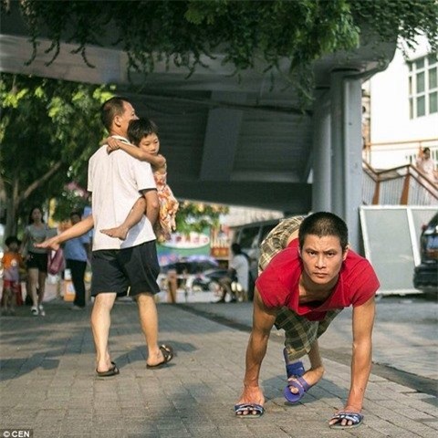 tq: cha tan tat bo khap noi tim con trai bi bat coc hinh anh 1