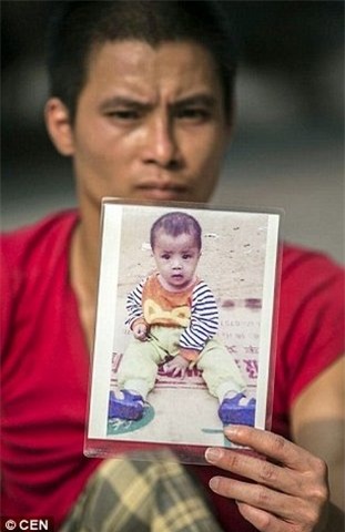 tq: cha tan tat bo khap noi tim con trai bi bat coc hinh anh 3