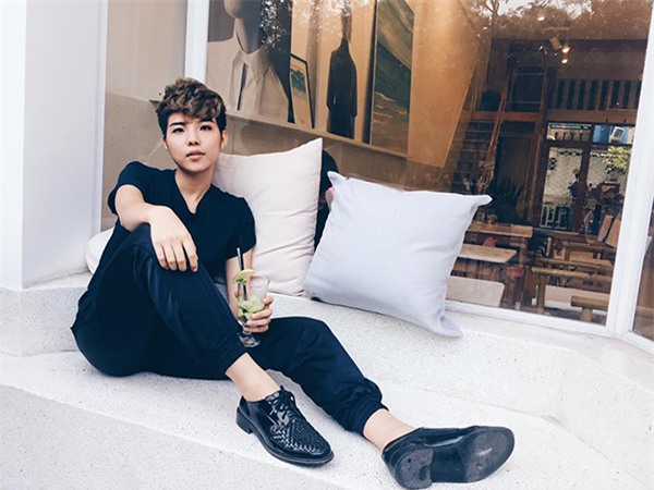 Với mái tóc ngắn, trang phục cá tính, Vũ Cát Tường lúc nào cũng trẻ trung, nổi loạn.